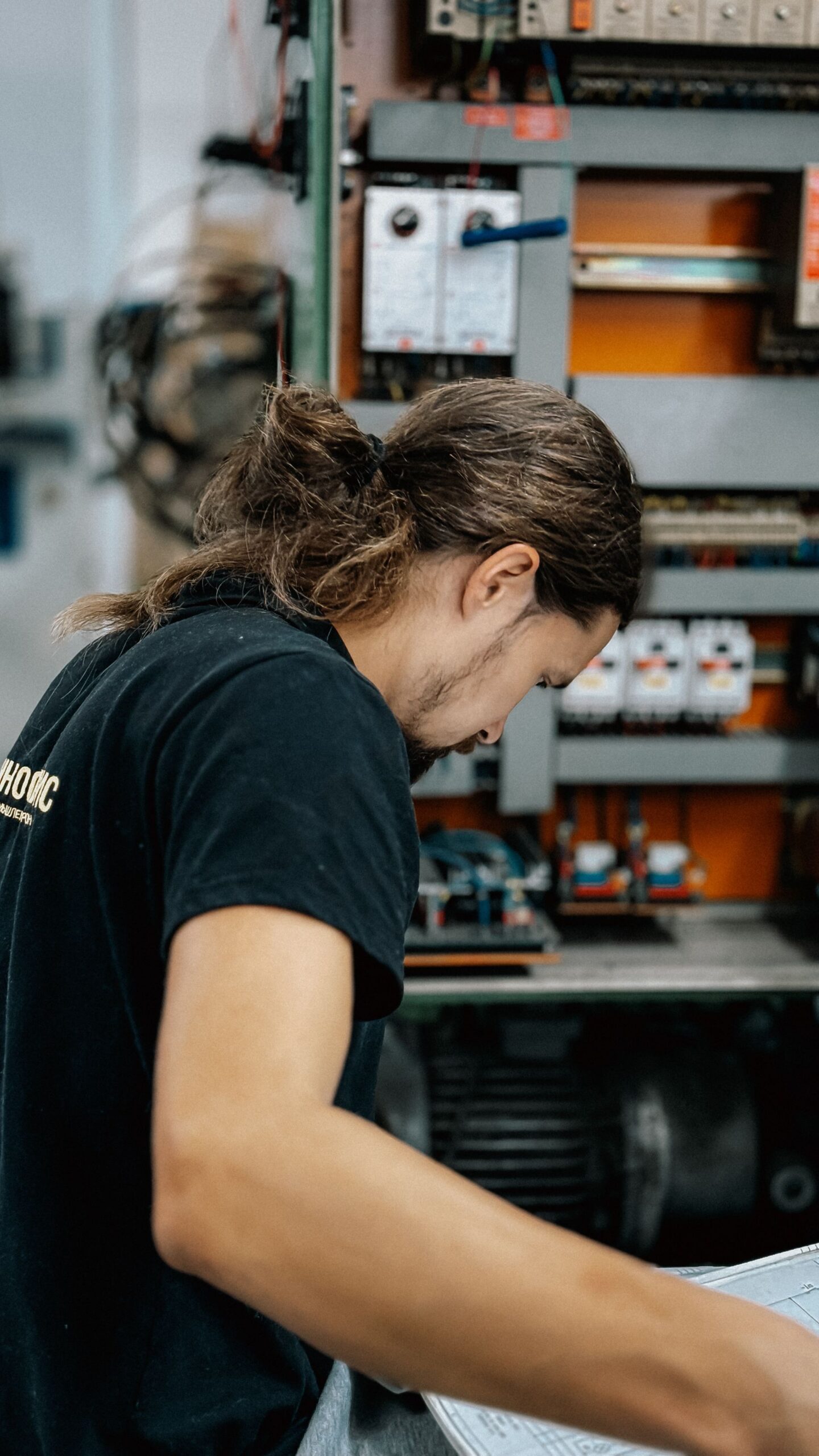 Elektricien aan het werk in technische ruimte