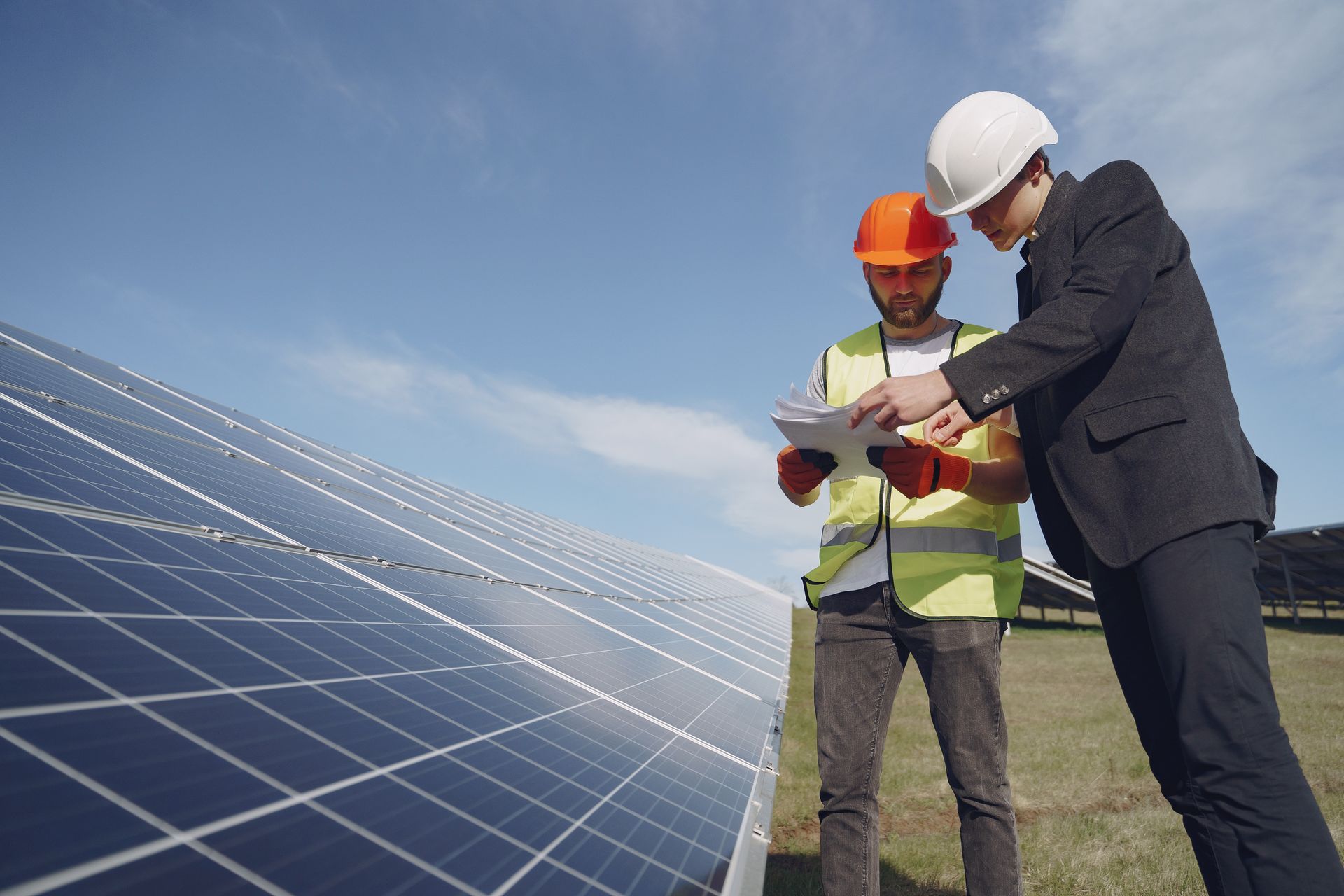 Inspecteurs controleren rapportage bij zonnepanelen