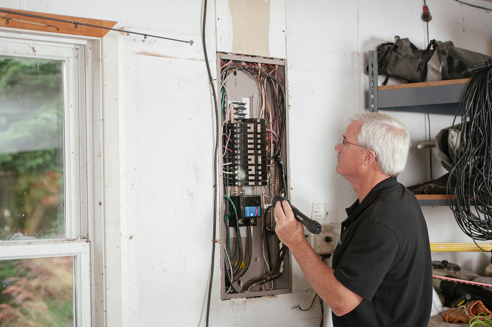Elektricien inspecteert een meterkast
