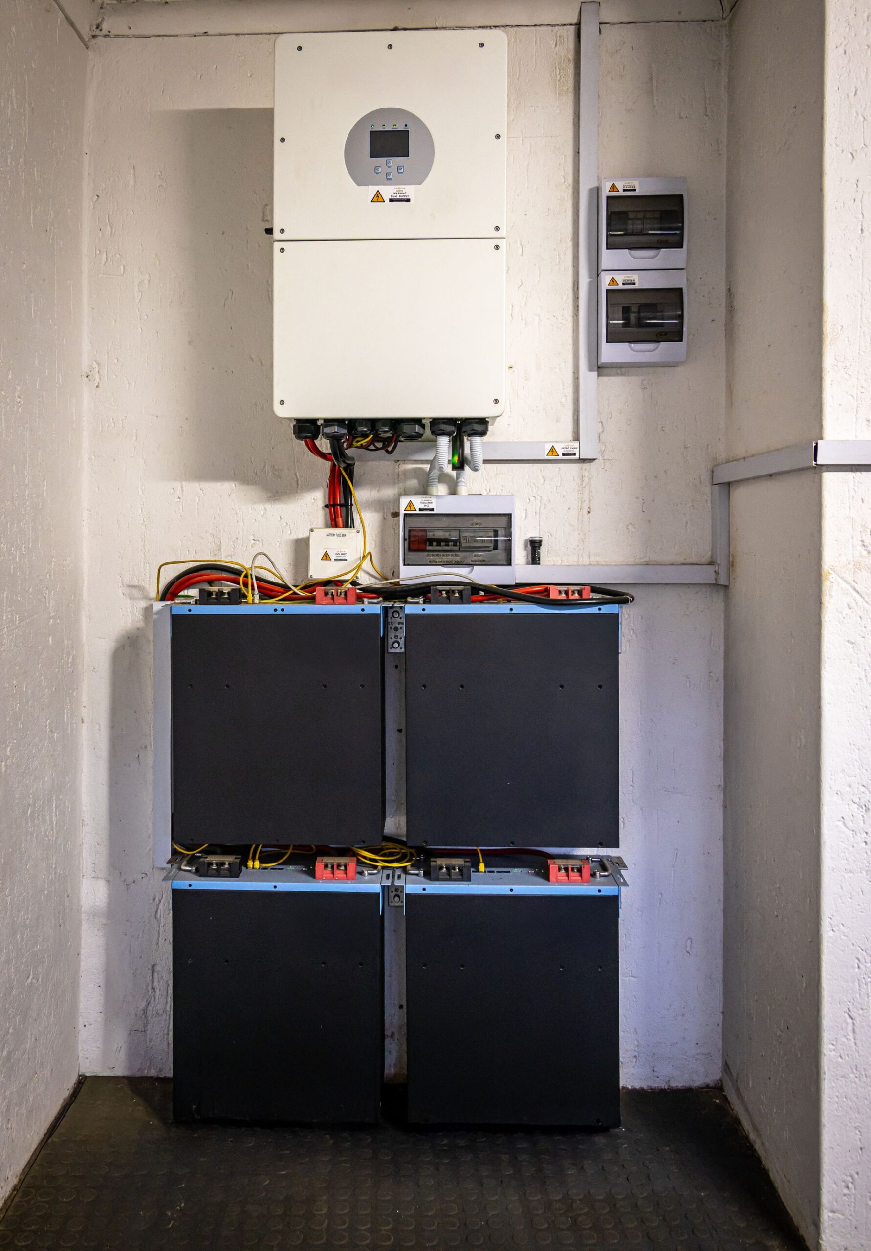 Thuisbatterij met omvormer in technische ruimte