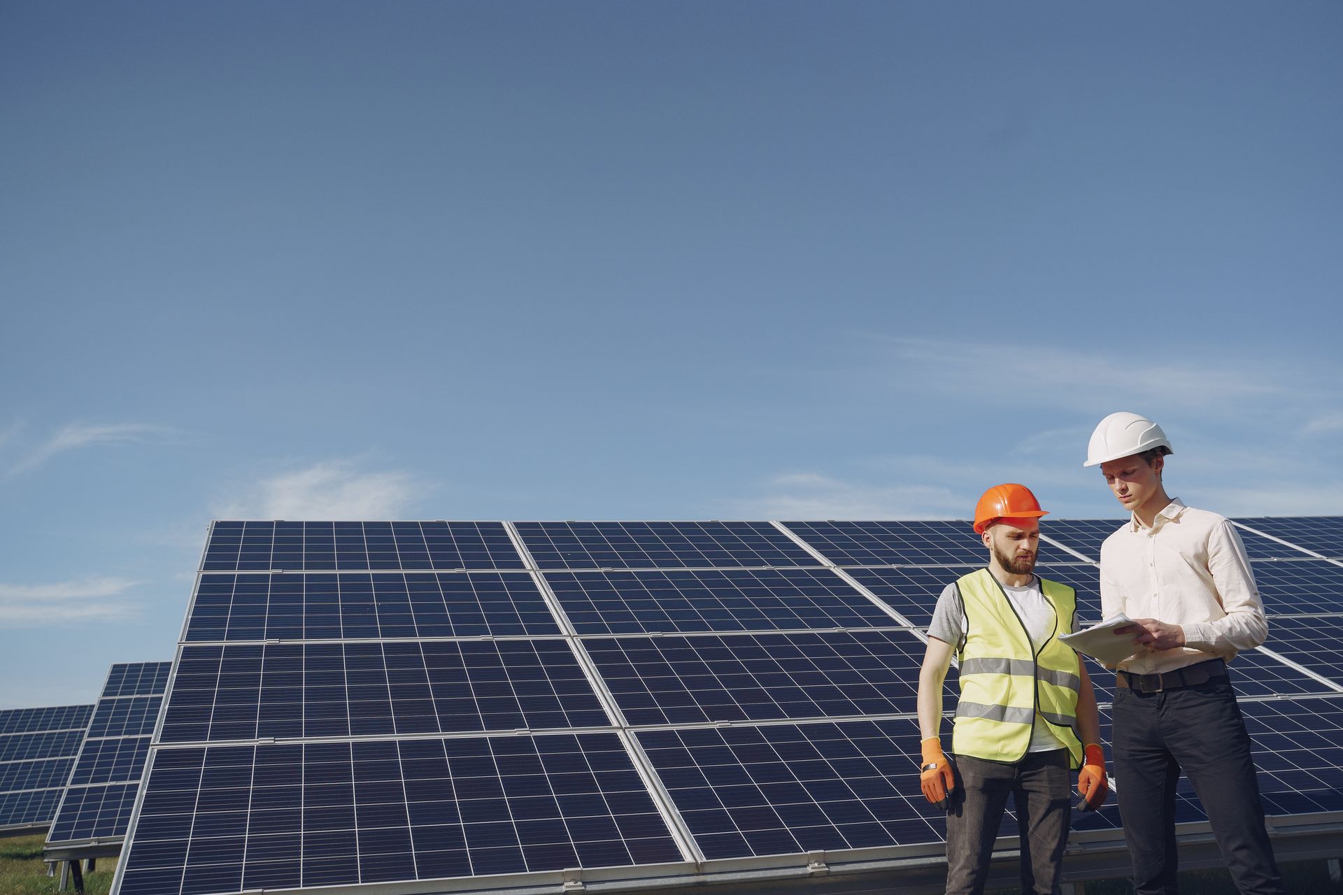 Technisch team bij zonnepanelen-installatie