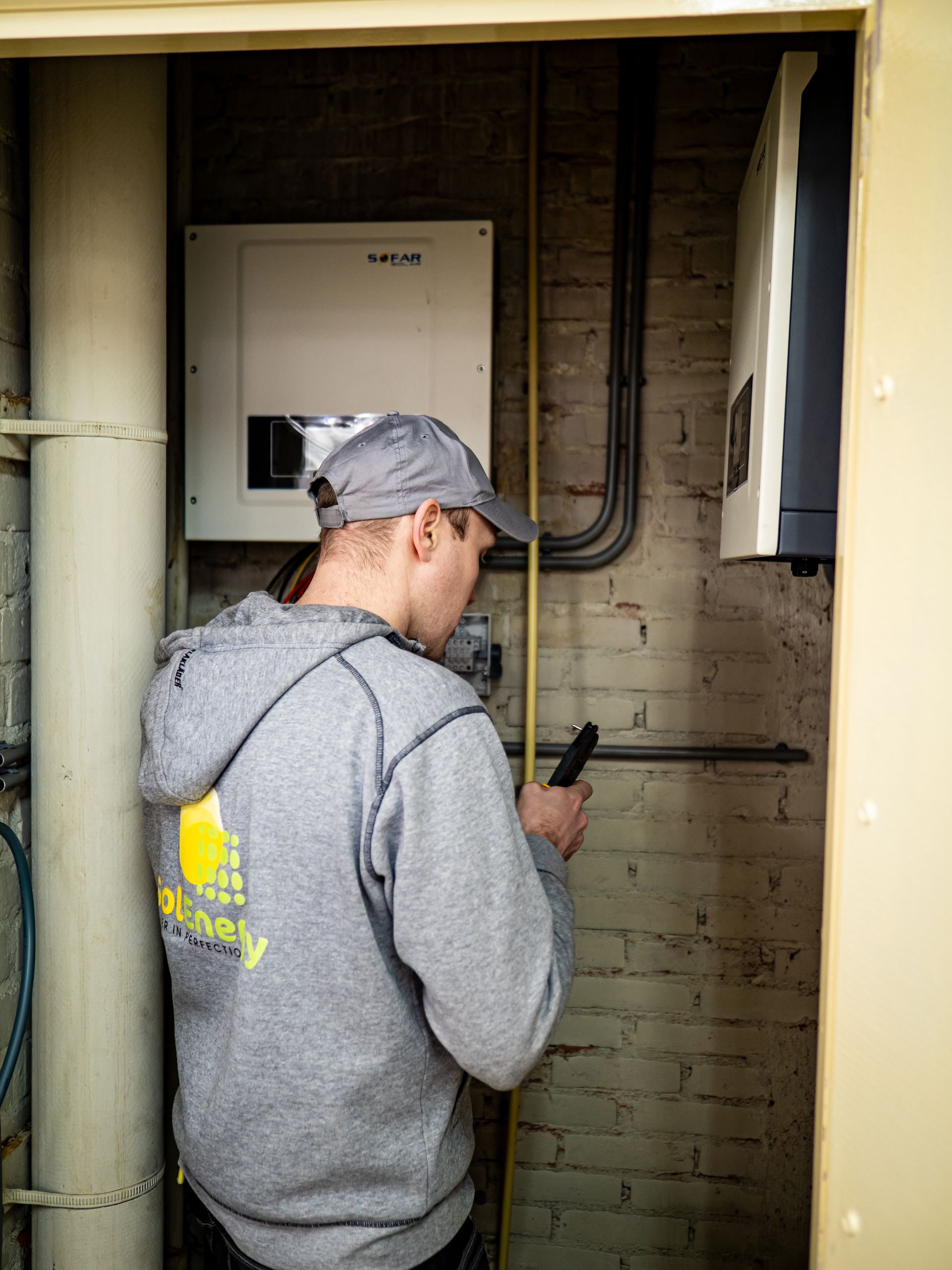Technicus controleert thuisbatterij en omvormer