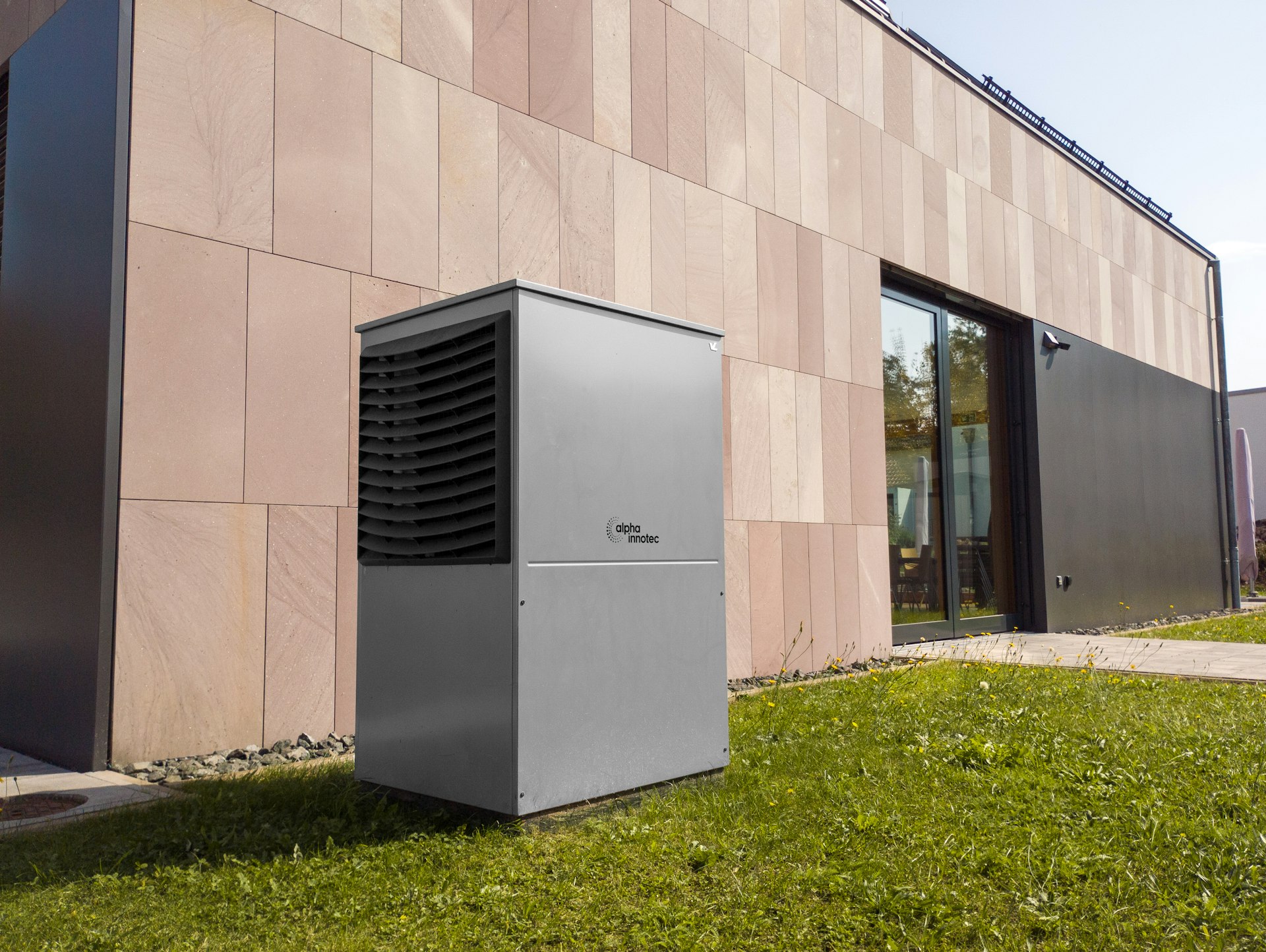 Warmtepomp buitenunit naast een gebouw