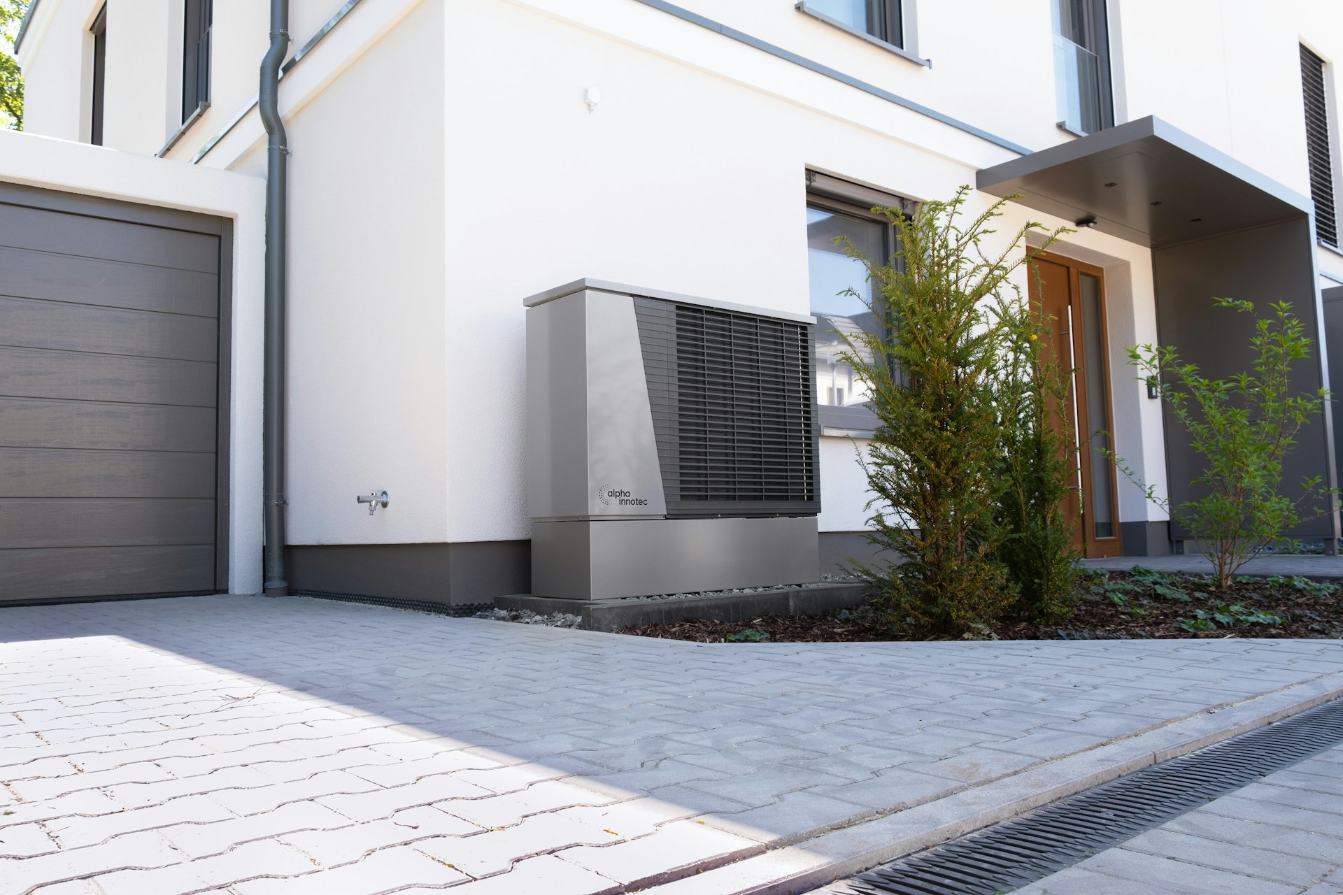 Warmtepomp buitenunit bij een moderne woning
