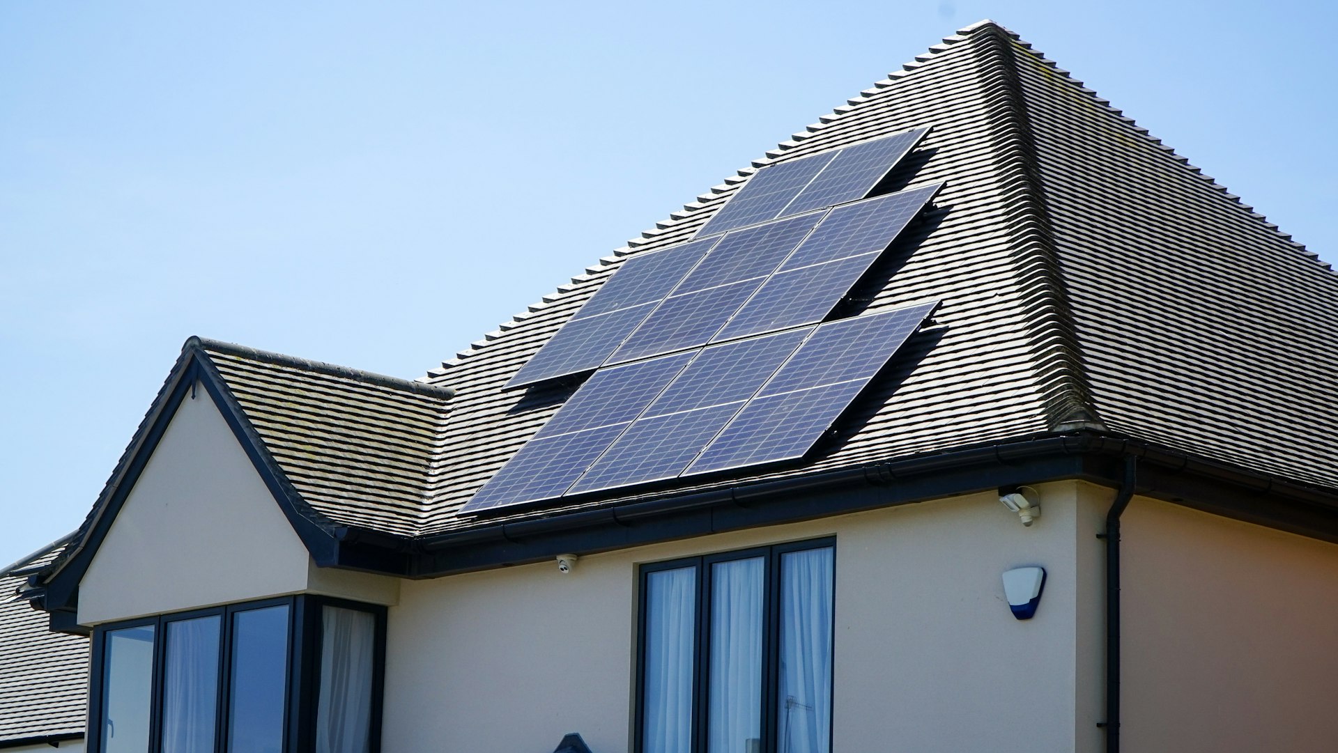 Woning met zonnepanelen op het dak