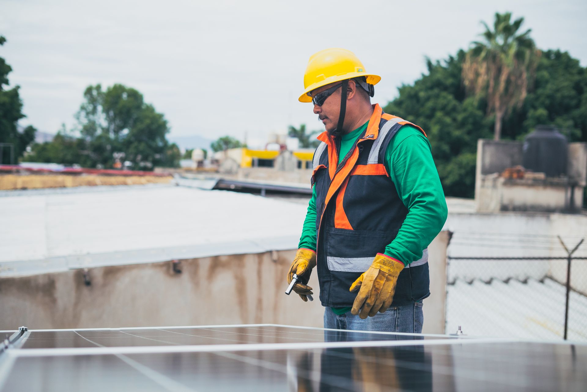 Technicus inspecteert zonnepanelen op plat dak
