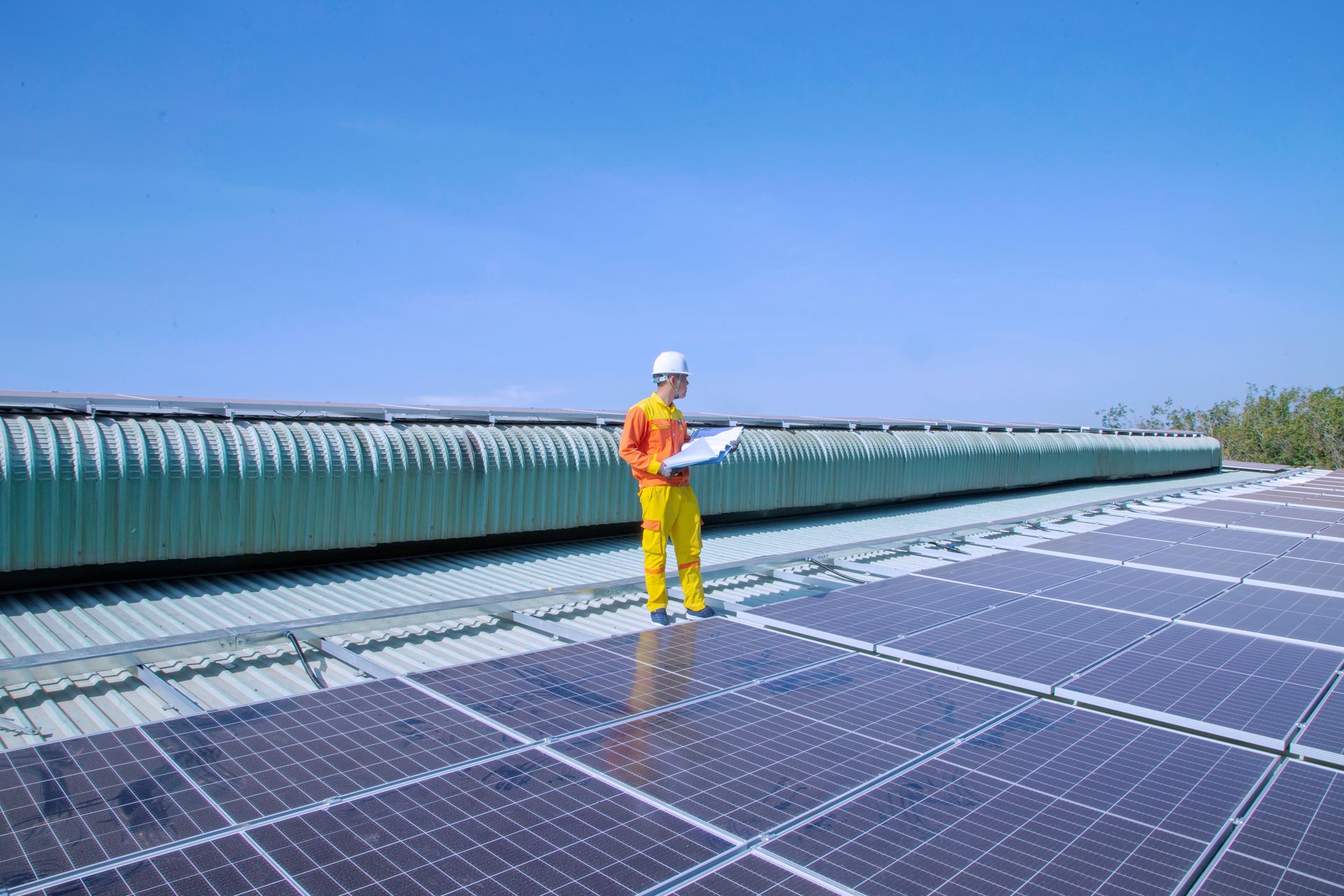 Inspecteur controleert zonnepanelen op dak